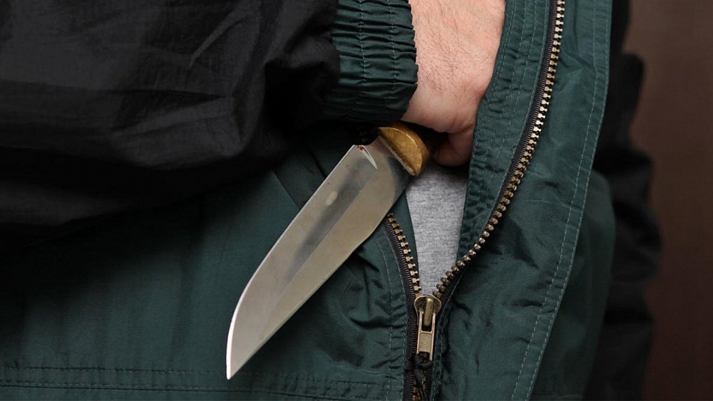 Сотрудники омского ЧОПа задержали неадекватного мужчину с ножом