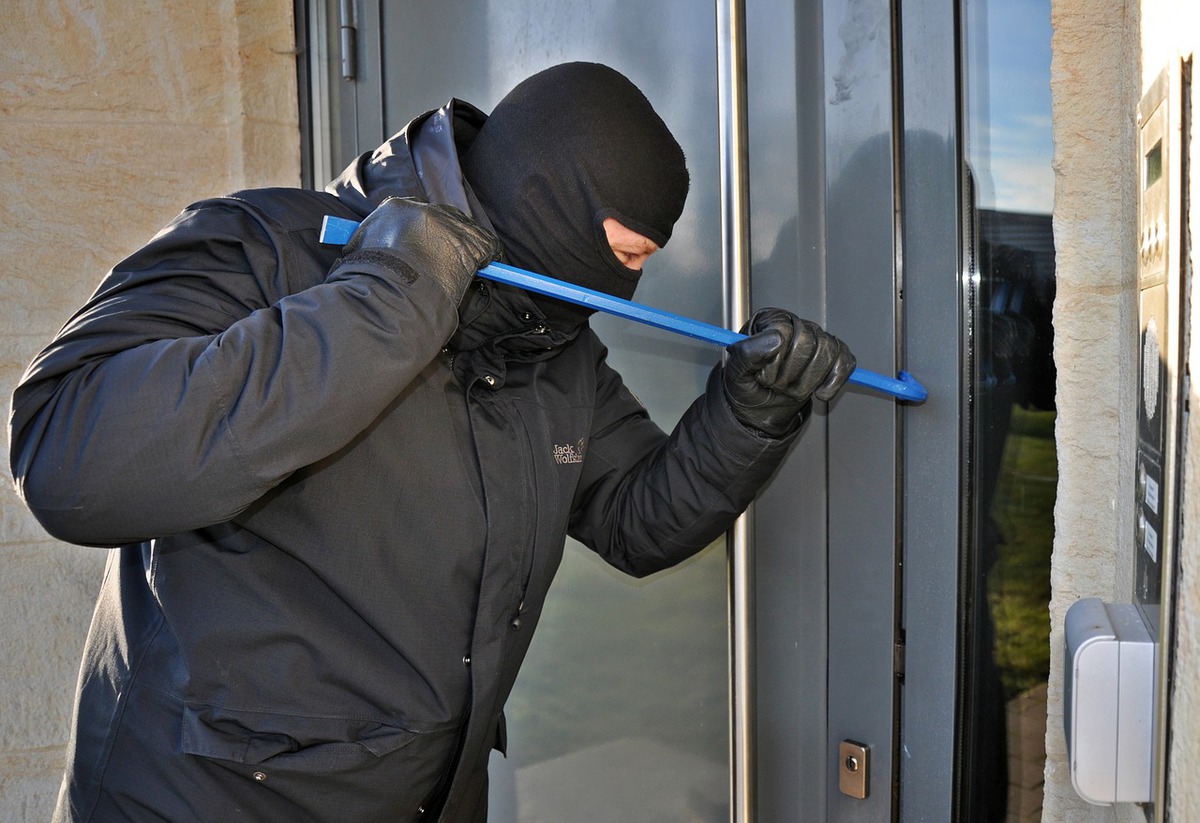 Сотрудники охранного агентства задержали двоих мужчин при попытке кражи сейфа в Иркутске