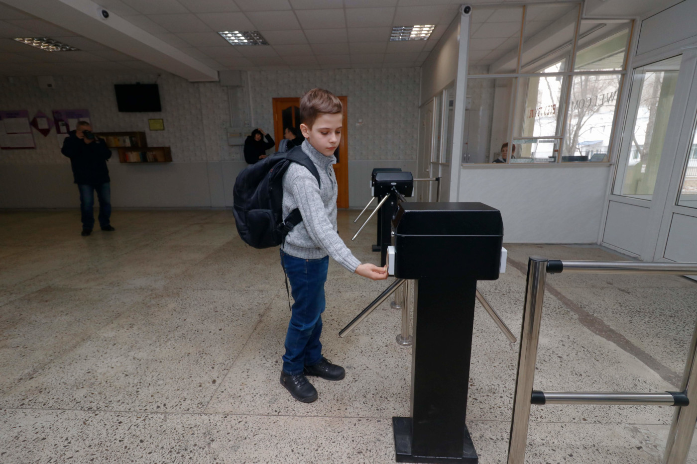 В Екатеринбурге назвали избыточным оснащение школ КПП и противотаранными устройствами