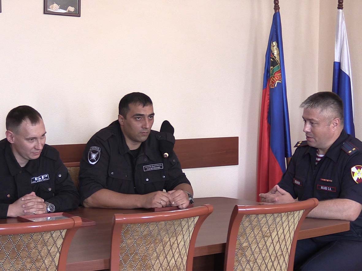 В Кузбассе Росгвардия наградила сотрудников ЧОП, которые обезвредили вооруженного мужчину