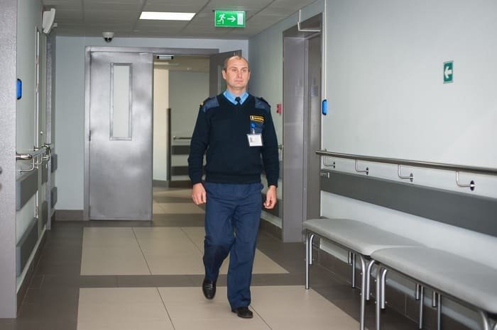 Работник ООО ЧОП «Эскарп 43» не пропустил в медицинскую организацию нарушителя
