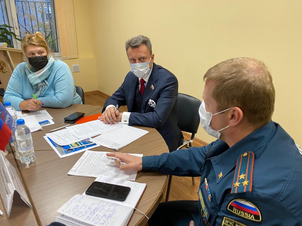 Анатолий Выборный провел круглый стол на тему пожарной безопасности в школах