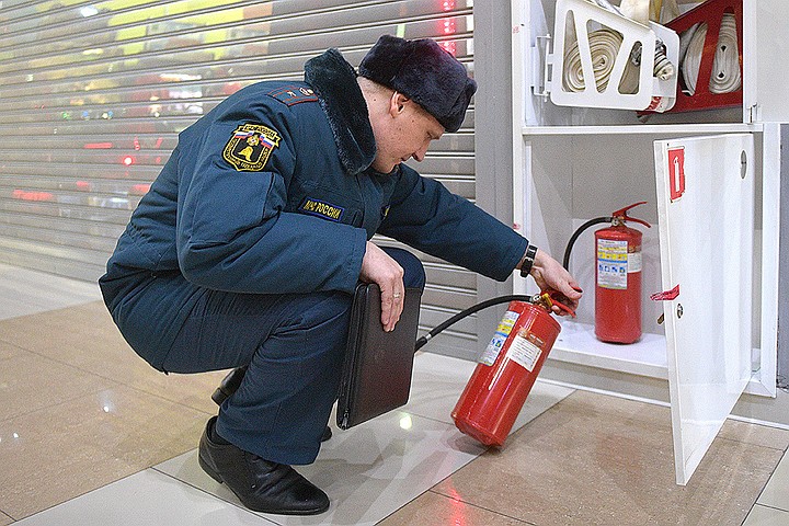 Ответ на нарушение пожарной безопасности. Нарушение пожарной безопасности. Огнетушитель на объекте. Огнетушитель в торговом центре. Несоблюдение норм пожарной безопасности.