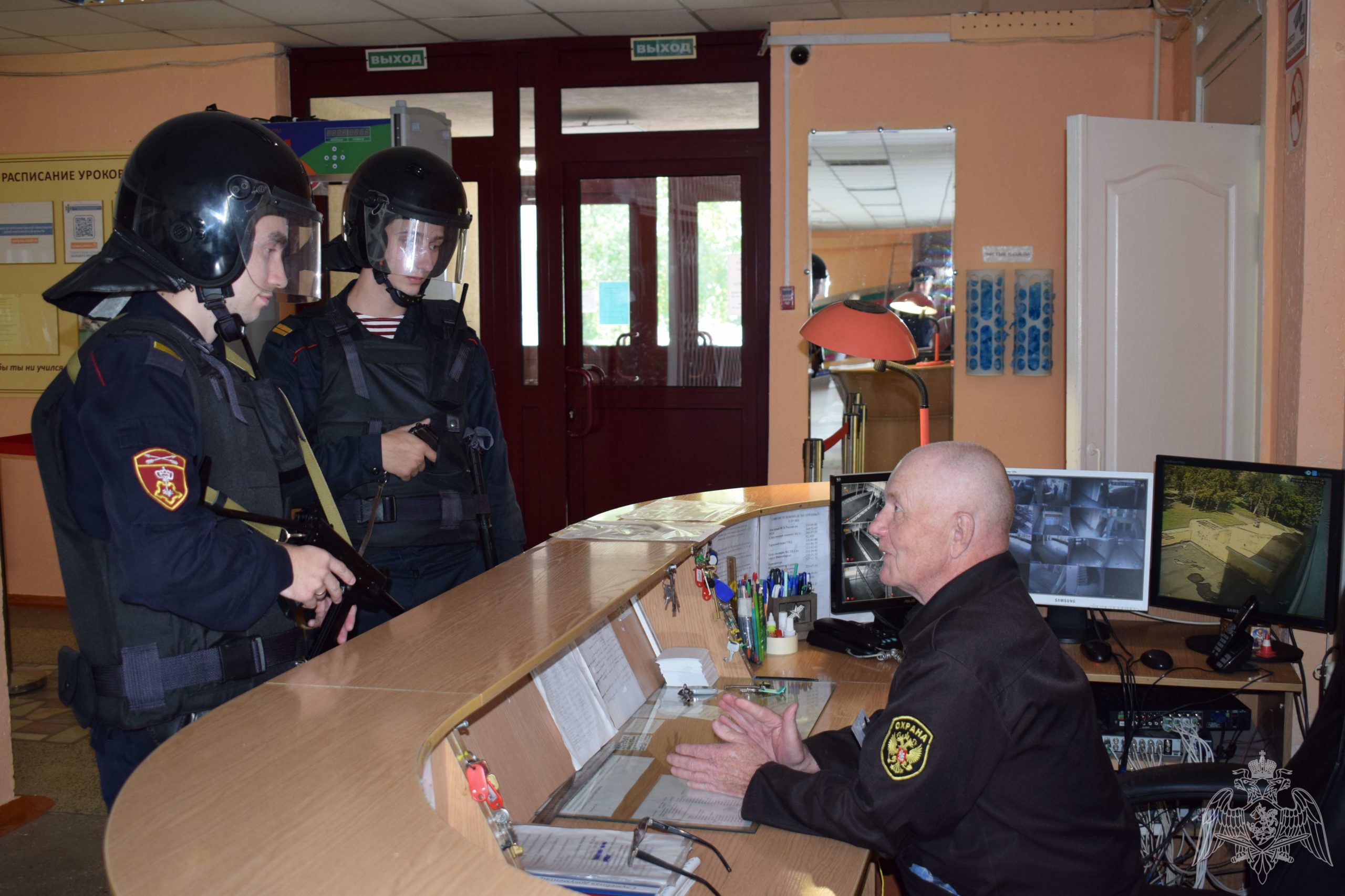 Во Владивостоке инициировали масштабную проверку школьных охранников