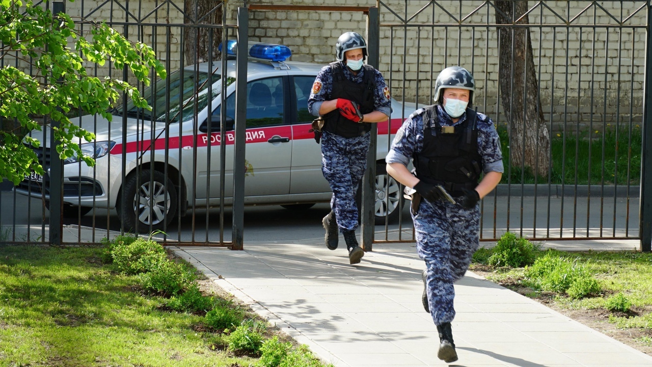 Росгвардия Кировской области начала проверку безопасности учебных заведений