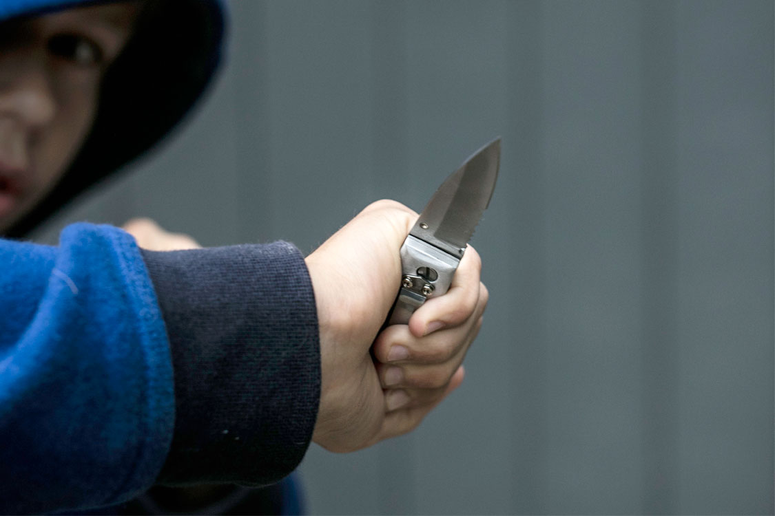 Работник ООО ЧОП «АЛЬТАИР» обнаружил нож у учащегося школы