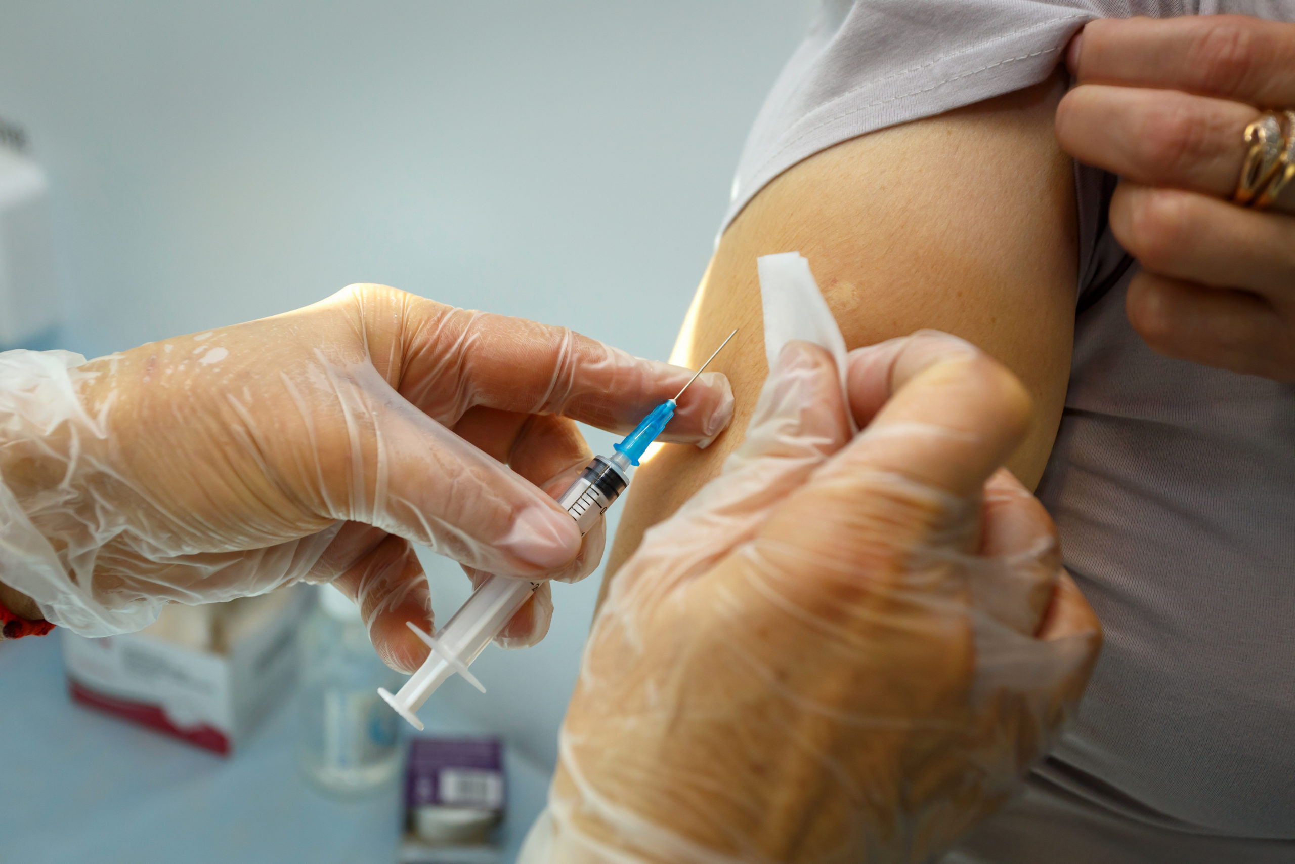 В Волгоградской области ввели обязательную вакцинацию для охранников