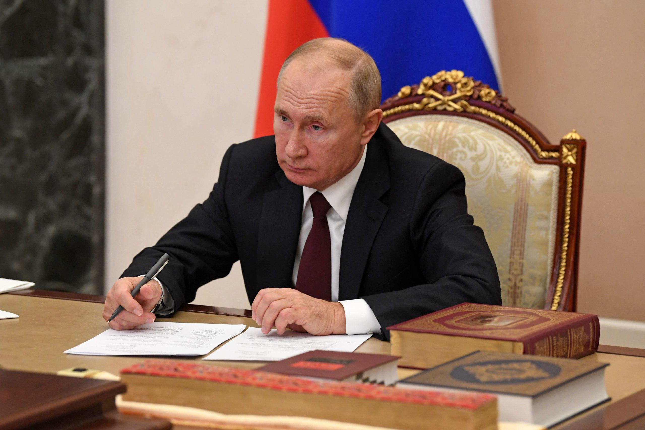 Путин подписал закон о правилах получения оружия инкассаторами ЦБ и “Сбера”