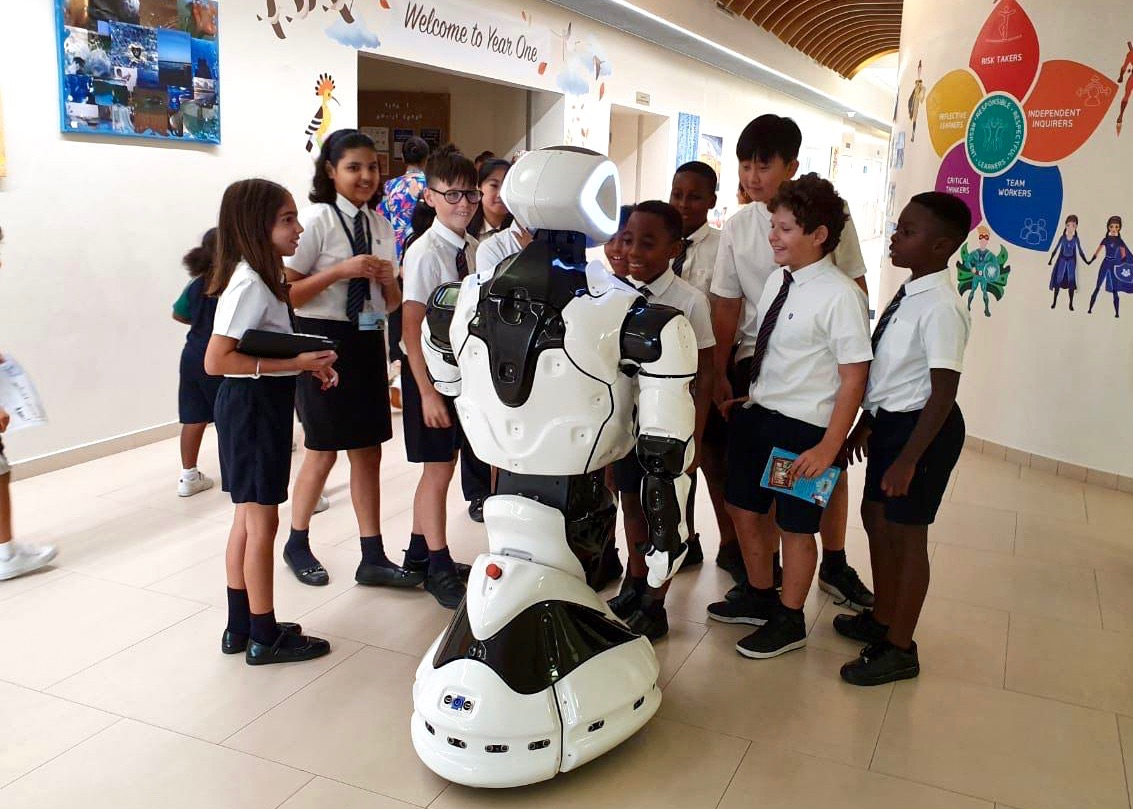 Школа будущего ученика. Школа будущего с роботами. Учитель робот в школе. Школа будущего учителя роботы. Роботы в образовании.