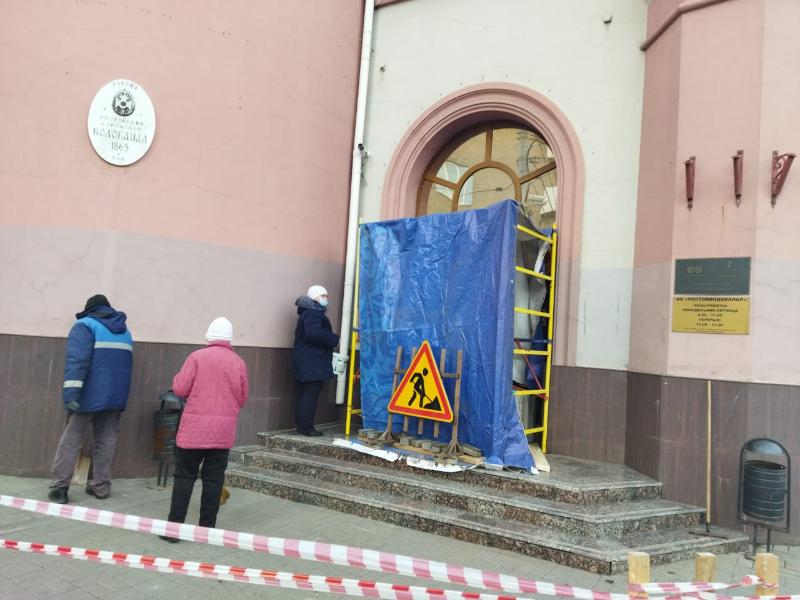 Вместо бетонных блоков у здания Ростовводоканала выставят охрану