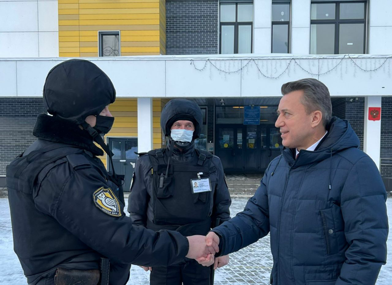Депутат Госдумы проверил московские школы на организацию работы охраны