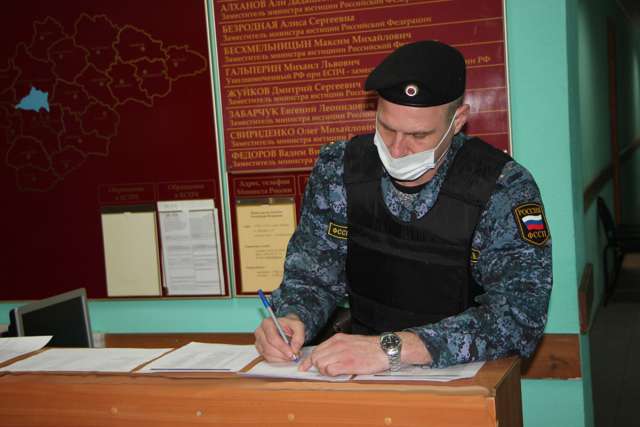 Приставы добились обеспечения учебных заведений Старой Руссы лицензированными охранниками