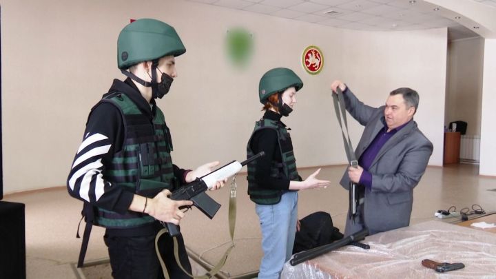 Лениногорским школьникам рассказали о тонкостях профессии охранника