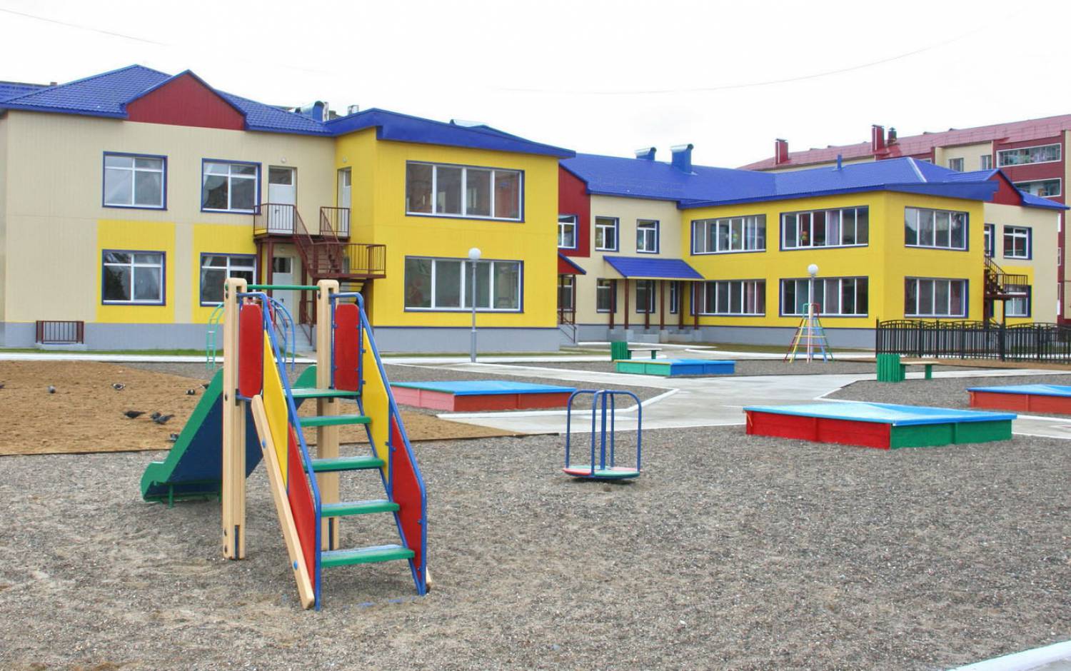 В Югре оштрафовали охранника детского сада за курение на территории учреждения