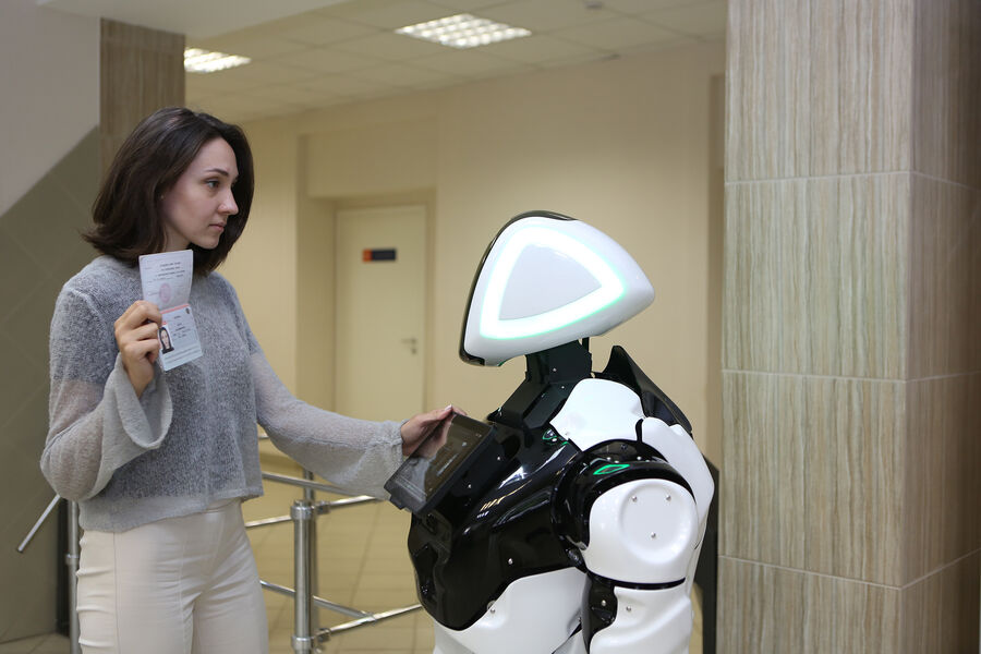 В Подмосковье начал работать первый человекоподобный робот-сторож из России