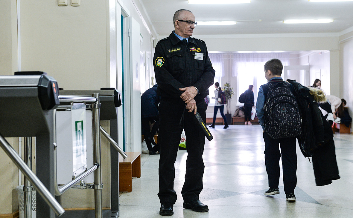 Охранников школ в РФ будут готовить к отражению вооруженных нападений